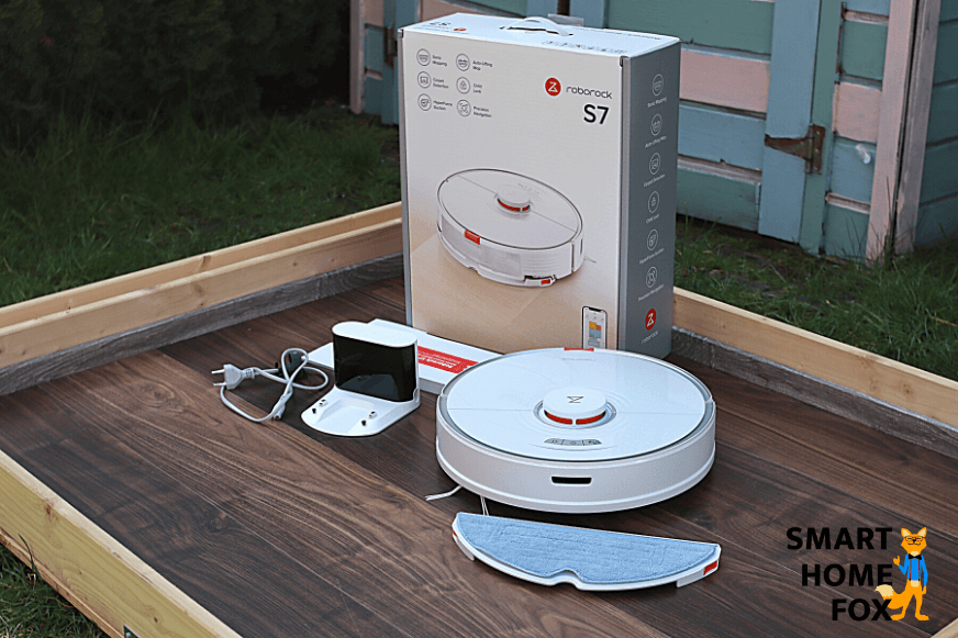 Gesamter Lieferumfang des Roborock S7 steht auf dem Boden